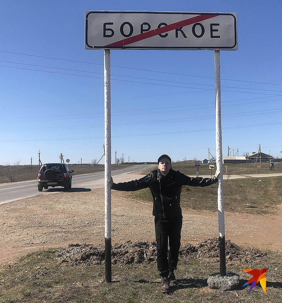 Игорь Богатинов у выезда из села Борское. Фото: Владимир ВОРСОБИН
