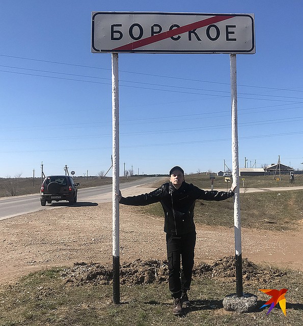 Игорь Богатинов у выезда из села Борское. Фото: Владимир ВОРСОБИН