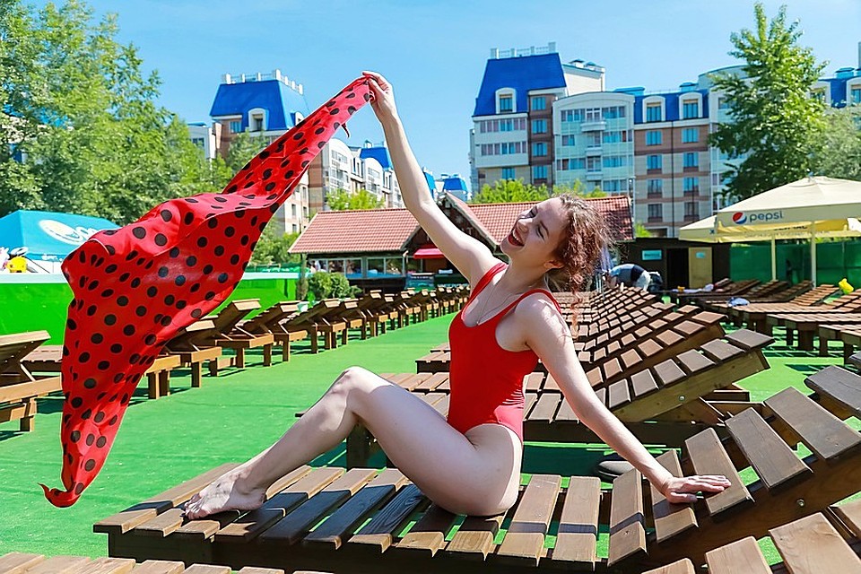 Поза сидя. Спина ровно и ноги на носочках. Фото: Мария ЛЕНЦ