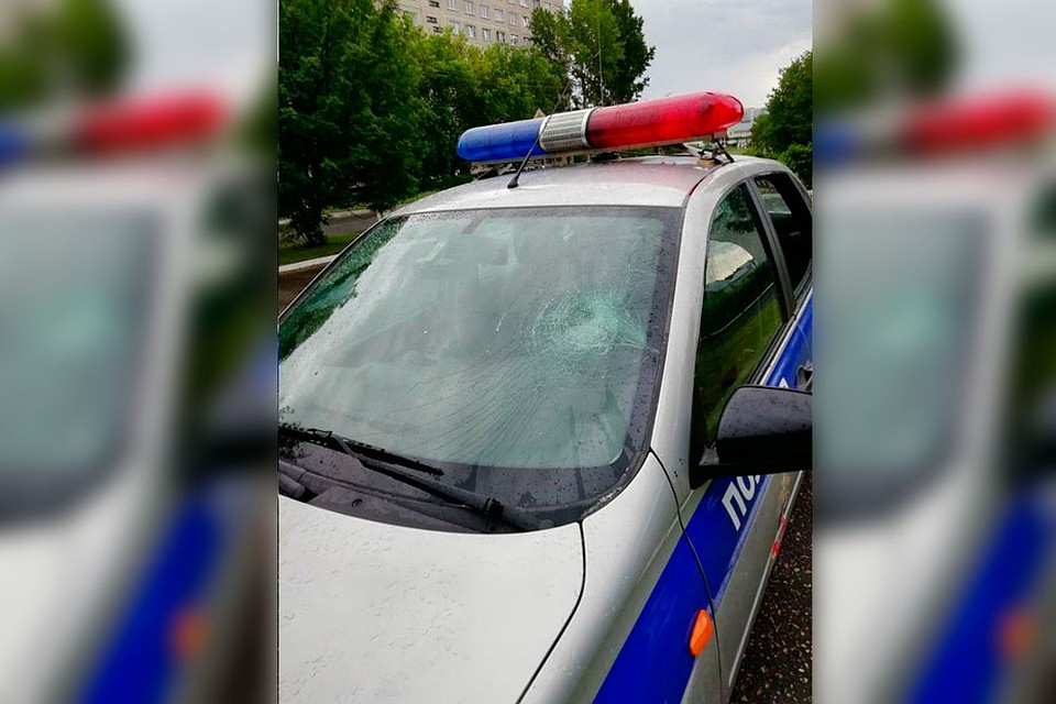 Нападавшие разбили стекло служебной машины
