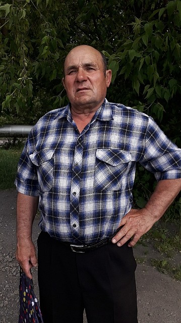 Дядя Леня ни минуты не сидит на месте. Фото: Олег БЫКОВ