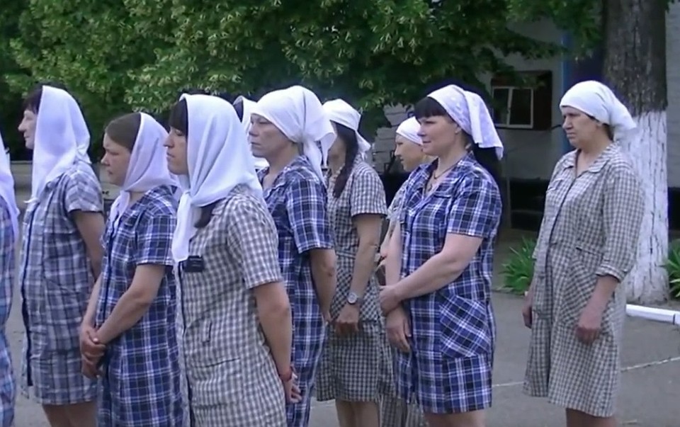 Аня вторая справа. Фото: стоп-кадр видео ГУФСИН по РО