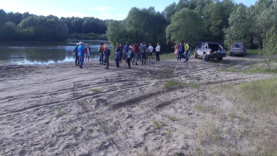 Спортсмены собрались в лесу, чтобы помочь полиции в поисках Лены.