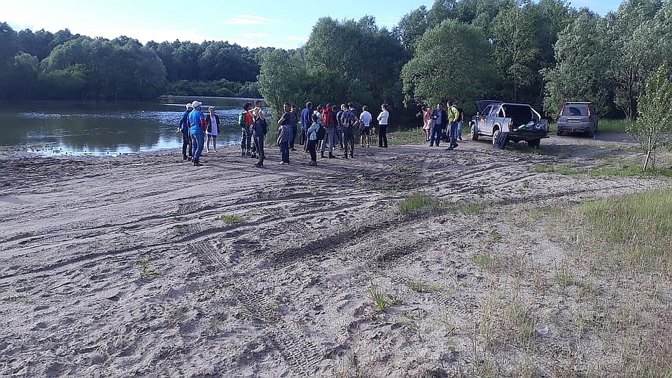 Спортсмены собрались в лесу, чтобы помочь полиции в поисках Лены. Фото: Сергей НАУМЕНКО