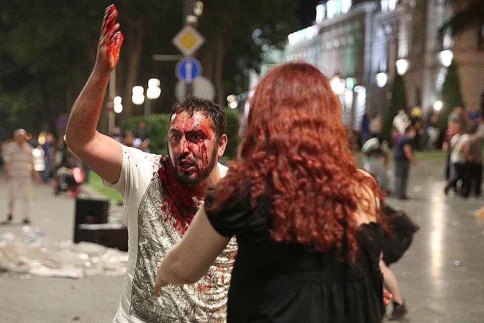 В ходе уличных беспорядков пострадали 240 человек. Фото: REUTERS