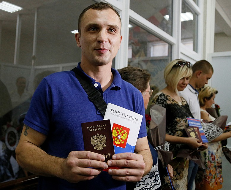 В Луганске оформляют российские паспорта, причем везде, по всему городу Фото: REUTERS