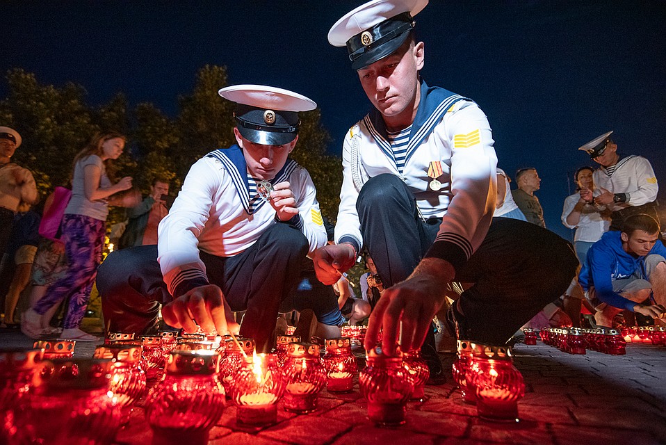 Свечи во имя тех, кто 78 лет назад встретил рассвет в Севастополе под грохот бомб. Фото: Анна САДОВНИКОВА