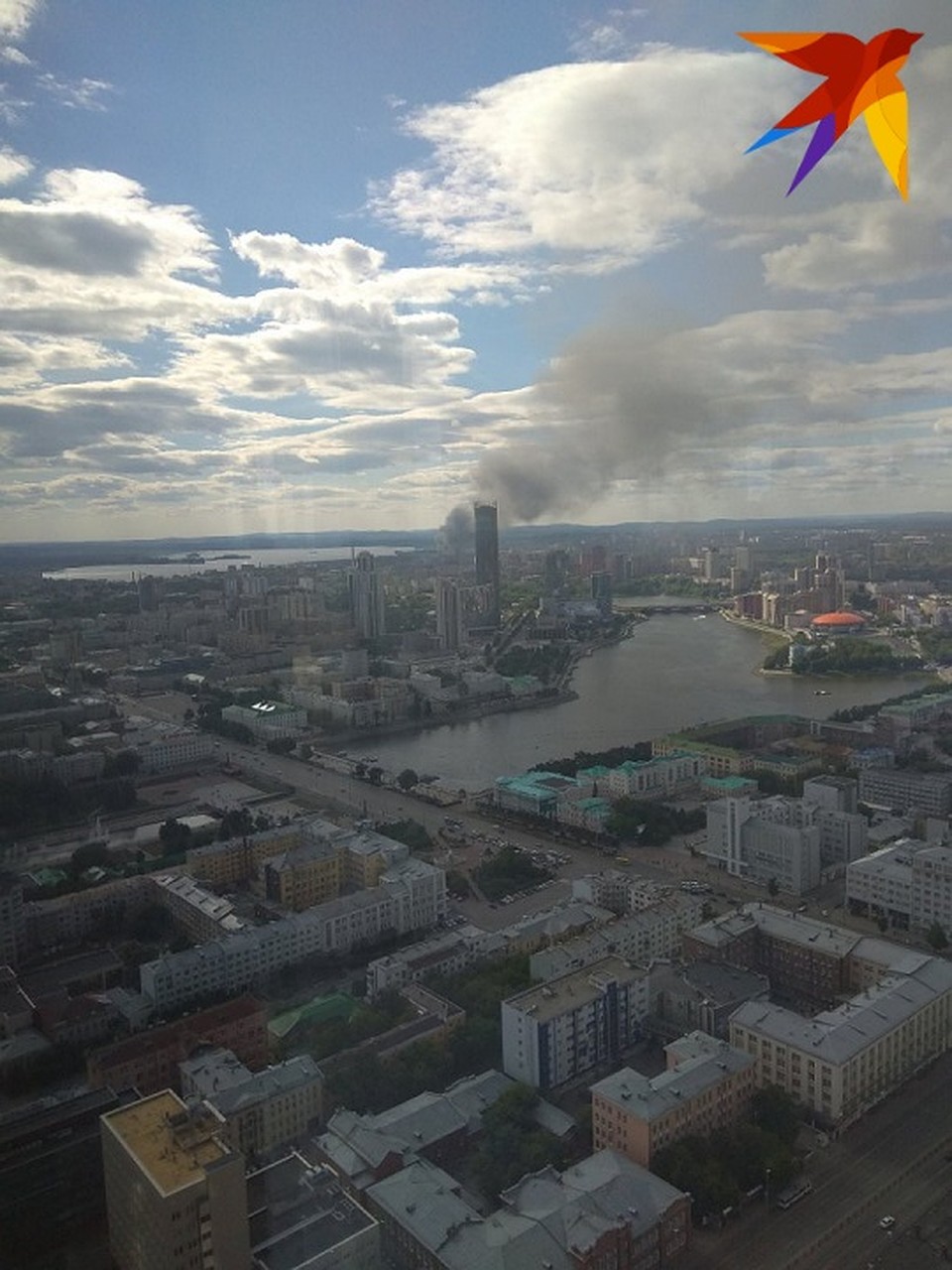 Вид на пожар с небоскребва "Высоцкий" Фото: Андрей ЛЕОНОВ