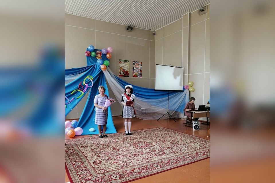 На своем последнем звонке Татьяна была и ведущим и главным гостем. Всю подготовку к мероприятию, девушка взяла на себя. Фото: семейный архив Апаликовых.