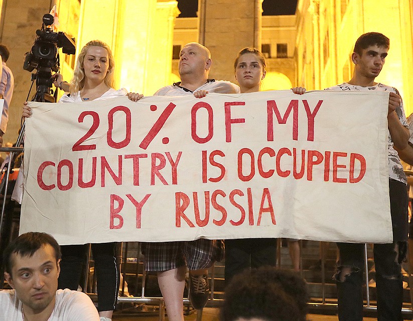 Надпись на плакате: "20% моей страны оккупирована Россией". Фото ZURAB KURTSIKIDZE EPA/ТАСС