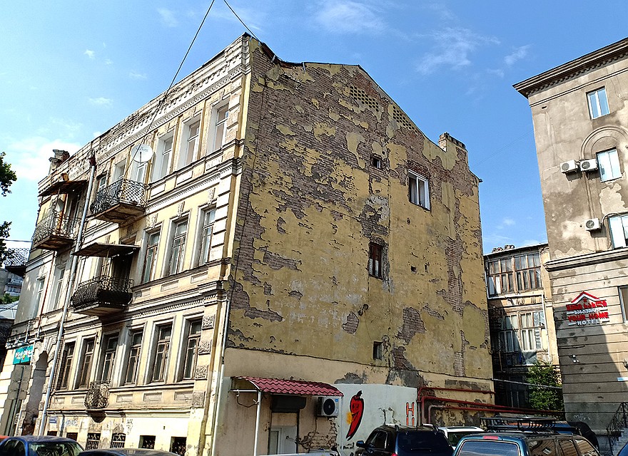 Ветхое здание в центре грузинской столицы. Фото Аджай ГОЯЛ