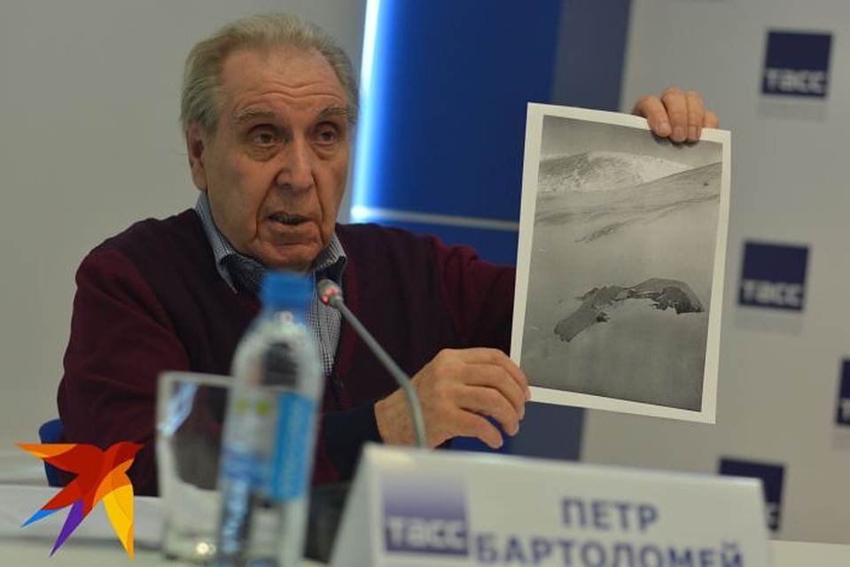 Петр Бартоломей показал на круглом столе фотографию палатки, в которой в 1958 году он с Игорем Дятловым спасались от урагана. «Заставить Игоря выскочить из палатки из-за какого-то урагана - это бред» - заявил он. Фото: Галина Соловьева