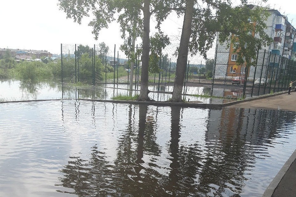 Вода уже подбирается к пятиэтажкам. Фото: группа "Подслушано Тулун"