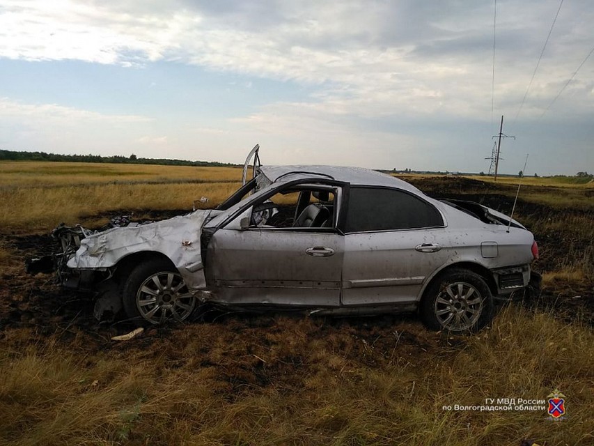Водитель служебного авто погиб на месте ДТП, его пассажирка - по пути в больницу. Фото: ГУ МВД по Волгоградской области