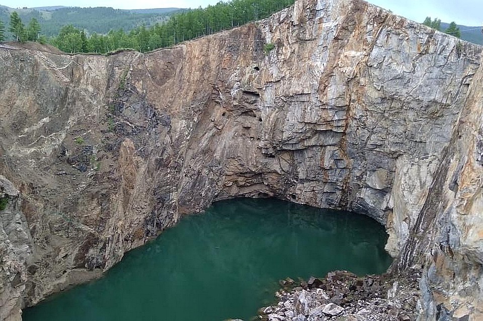 Огромная гора, провал диаметром 200 метров, от вершины до воды – 120 метров