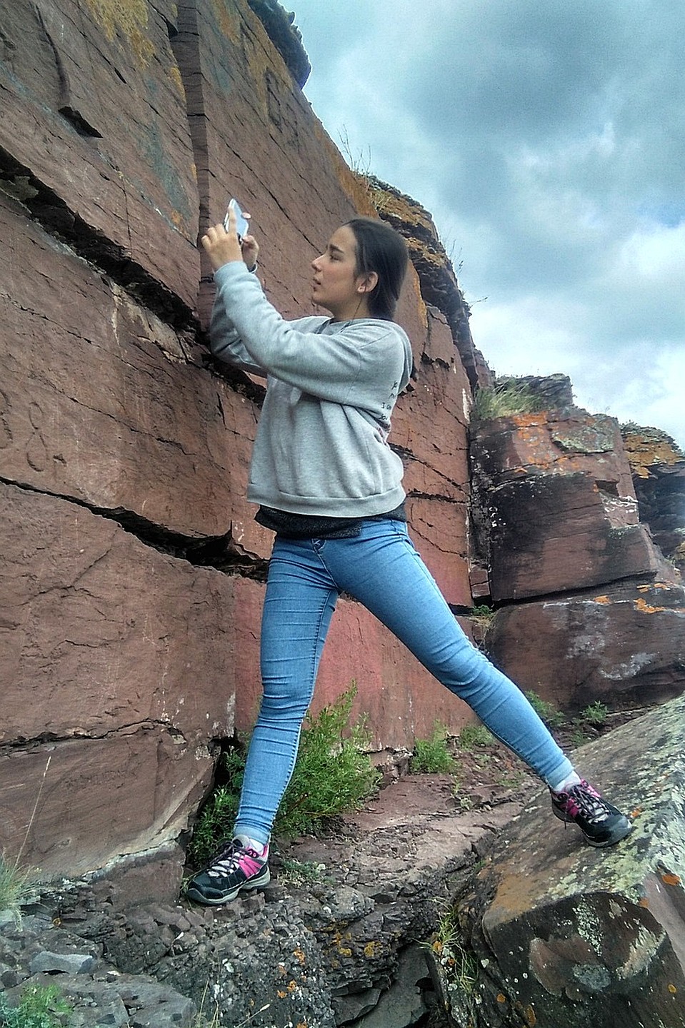 Скала не очень большая, но зато! Она испещрена древними надписями и рисунками. Фото: Мария МИШКИНА