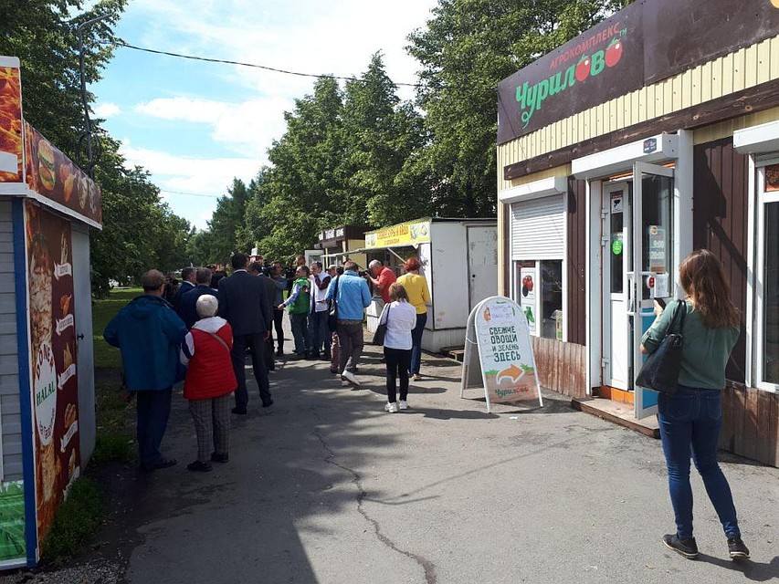 Ларьки не сдаются. Где полиция? Где чиновники? Почему много лет с нелегалами никто ничего не может сделать? Фото: Е-область.