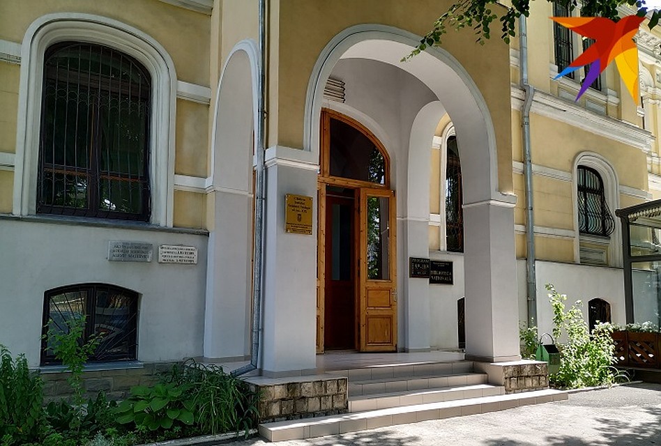 Корпус Национальной библиотеки без пандусов, и внутри здания. и снаружи Фото: Наталья СИНЯВСКАЯ