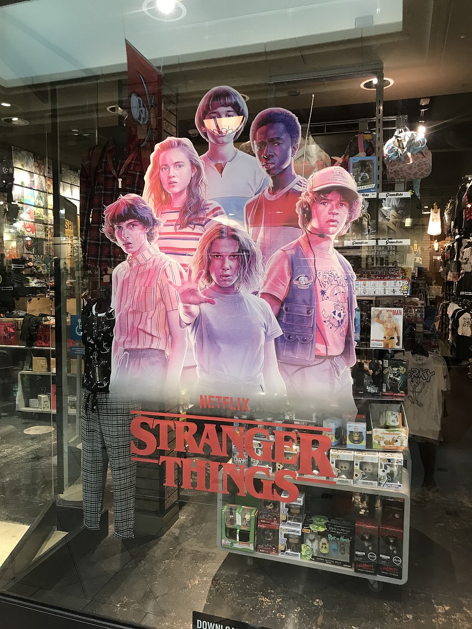 В магазинах США появилась куча плакатов и вещей в стиле 80-х с лого Stranger Things Фото: Надежда ШУЛЬГА