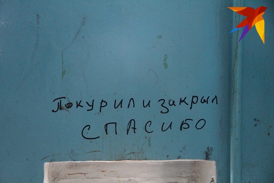 Соседи периодически видели, как Хайруллины спокойно выходили на лестничную площадку покурить, как все остальные. Фото: Лика ИСАЕВА