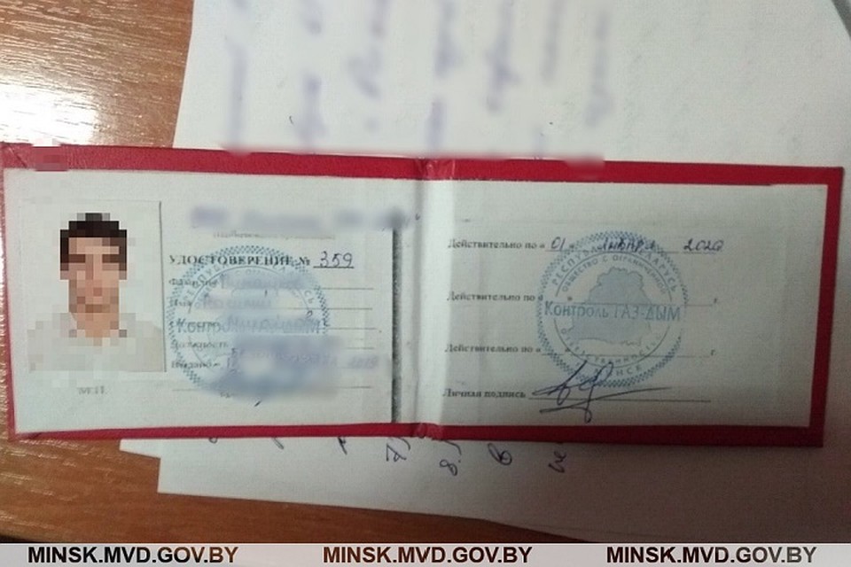 Молодые люди показали удостоверения и бабушка впустила их в квартиру. Фото: ГУВД Мингорисполкома.