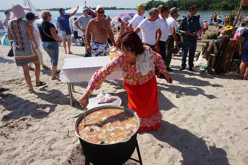 Двадцать команд, и у каждой - разная уха. Фото: пресс-служба правительства Ростовской области.