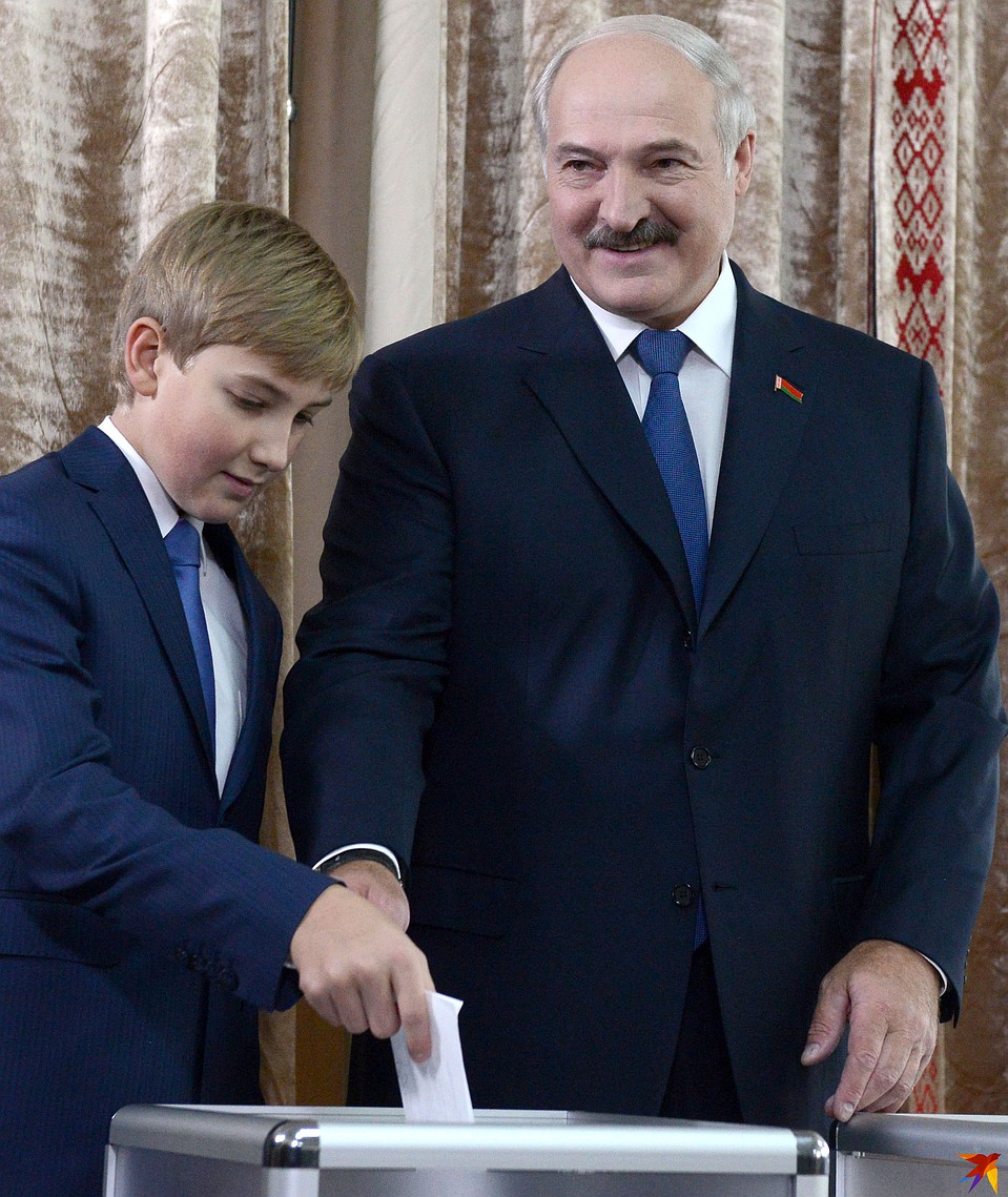 Пятые выборы президента прошли 11 октября 2015 года (Александр Лукашенко с младшим сыном Николаем на избирательном участке). Фото: Виктор ДРАЧЕВ