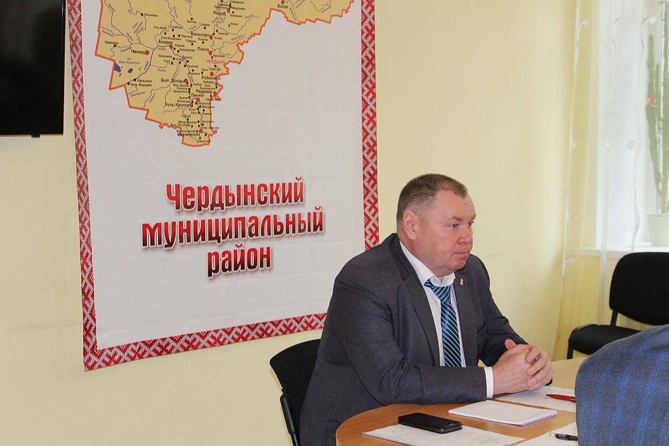 Глава администрации даже на совещании, похоже, недоумевал, почему из краевого центра приехал целый "десант" руководителей Фото: Елена ТРЕТЬЯКОВА