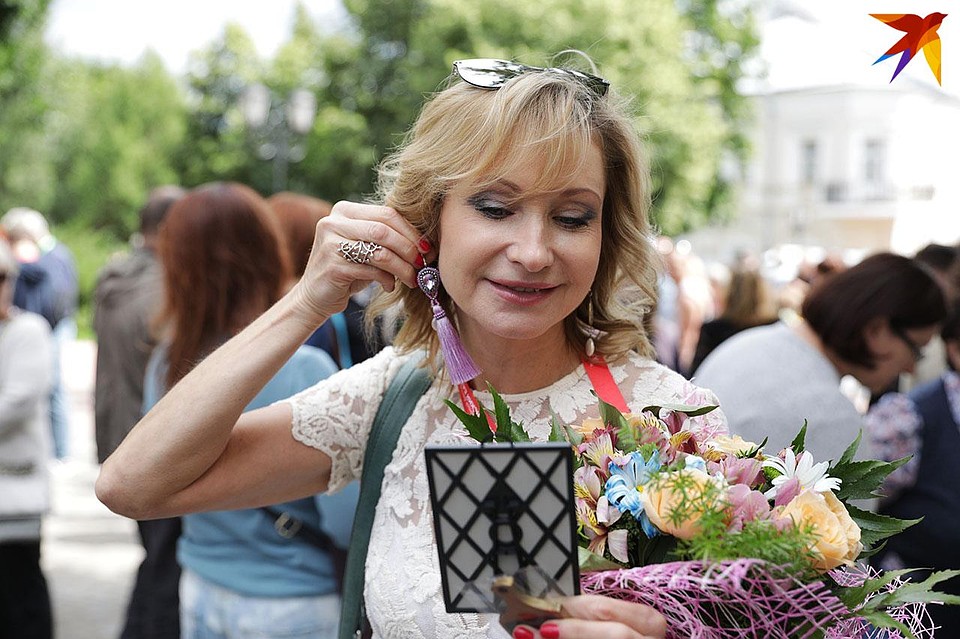 Ольга Прокофьева искала сумочку, а нашла сережки. Фото: Павел МАРТИНЧИК