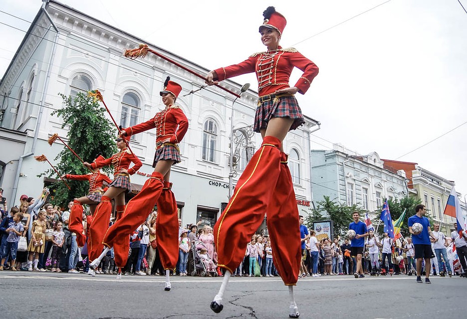 По улице Куйбышева прошли стройными рядами девушки-ходулисты Фото: Светлана МАКОВЕЕВА