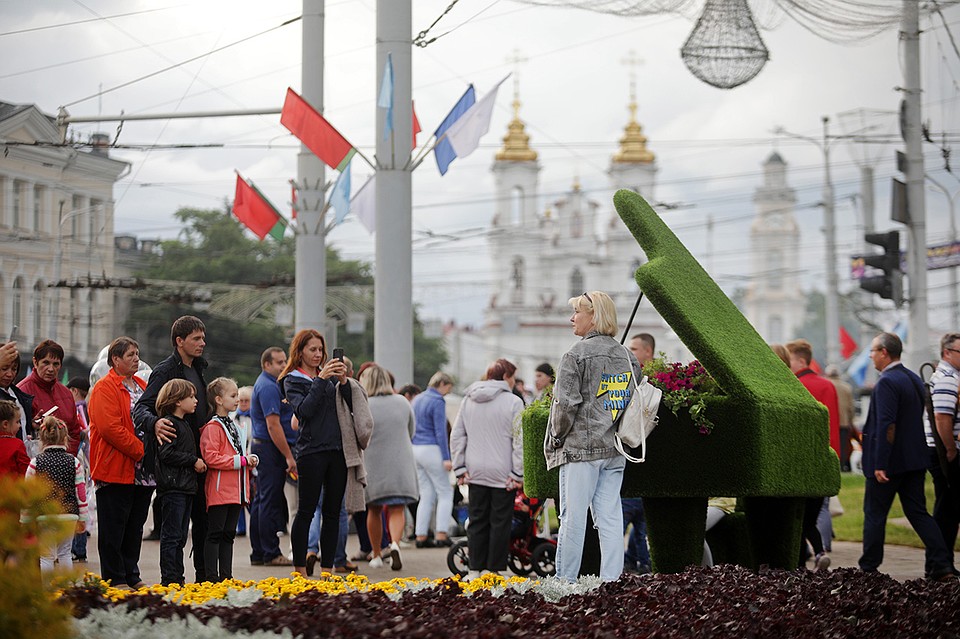 Еще один арт-объект в городе. Чтобы сфотографироваться с фортепиано выстроилась целая очередь. Фото: Павел МАРТИНЧИК