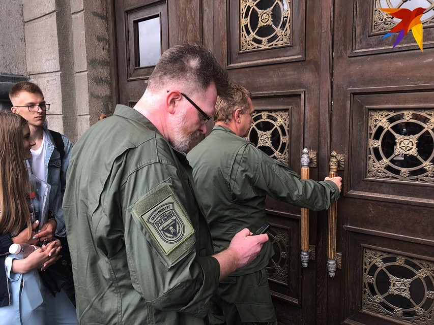 Вот такие специалисты проверяли здание на Ленина
