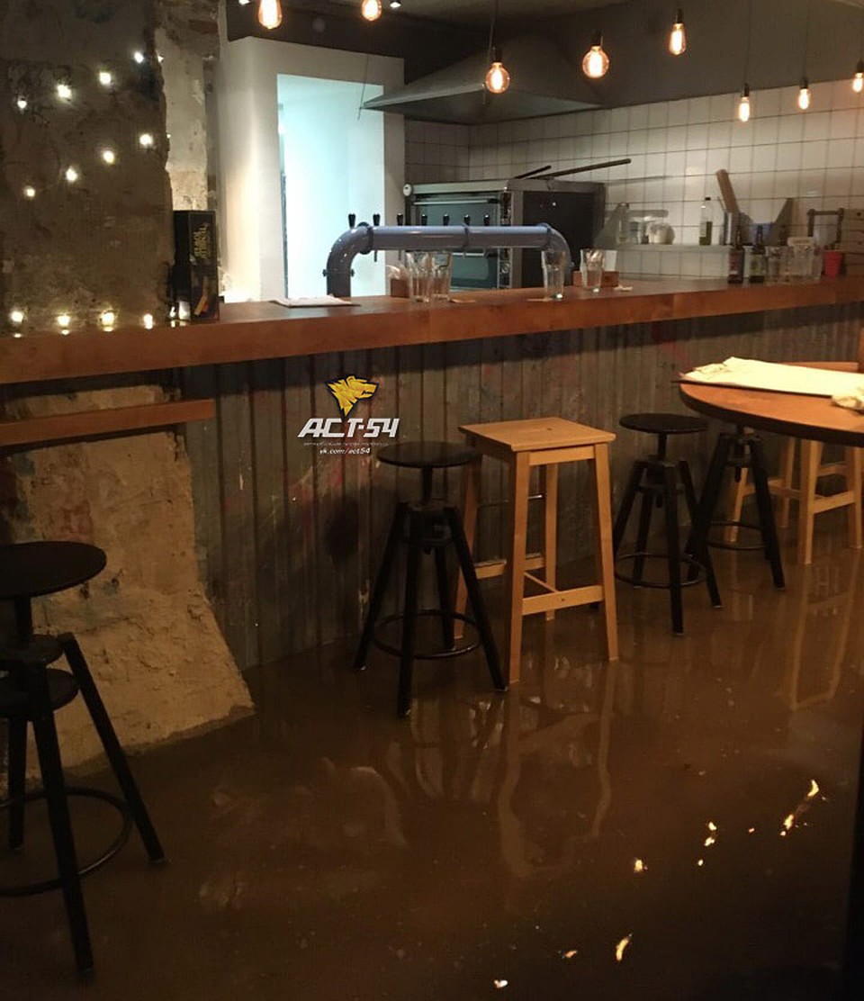 Вода заполнила все помещение. Фото: Новосибирская служба эвакуации «АСТ-54»