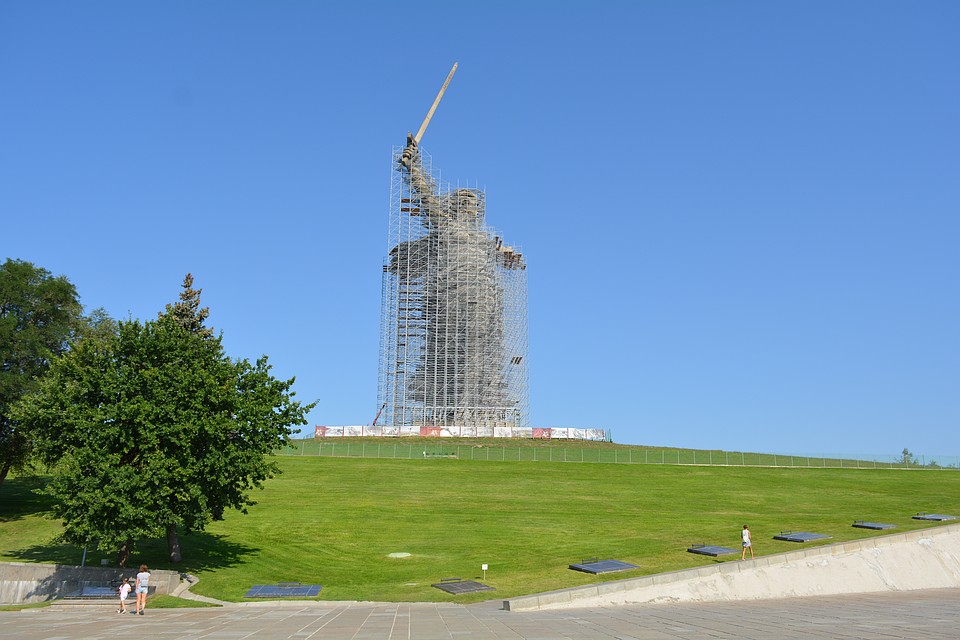 Вне железной сетки только 33-метровый меч. Фото: Инна ШЕРЕМЕТЬЕВА