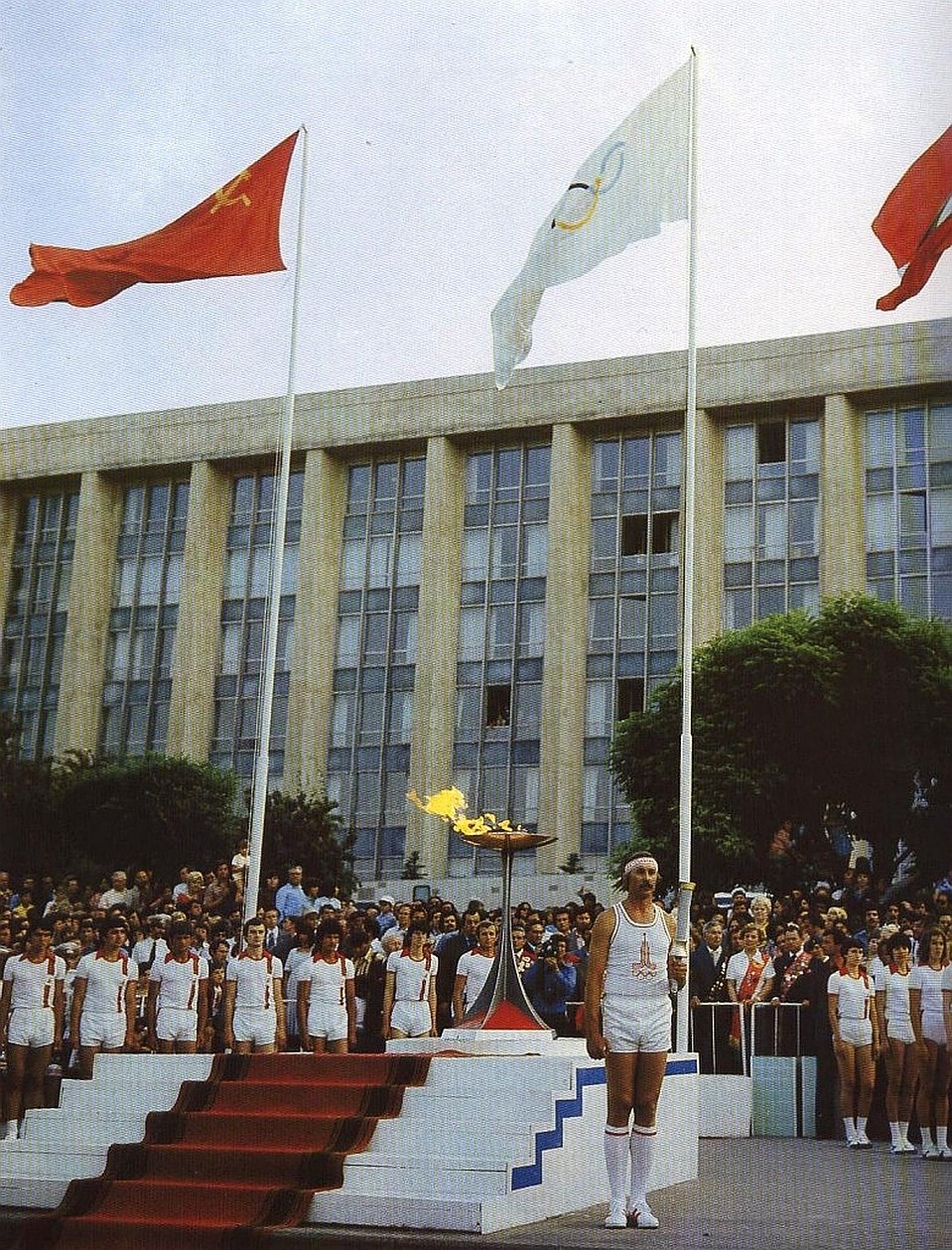 Виктор Большов зажигает Олимпийский огонь в Кишинёве (1980). Фото из альбома “Кишинёв”, издательство “Тимпул” 1982.