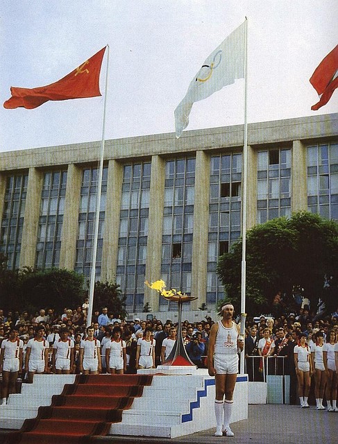 Виктор Большов зажигает Олимпийский огонь в Кишинёве (1980). Фото из альбома “Кишинёв”, издательство “Тимпул” 1982.