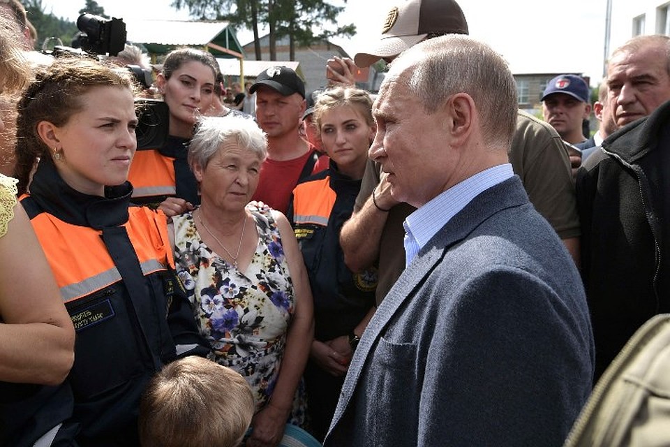 Владимир Путин общается с жителями подтопленного Тулуна. Фото: пресс-служба президента России