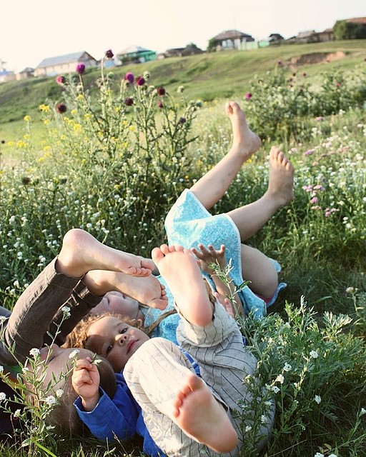 В деревне можно ходить босиком по поляне. Классно! Фото героев публикации