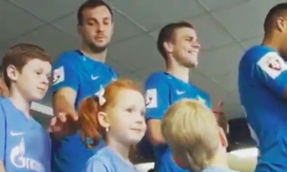 Артем Дзюба шутит с маленькими болельщиками перед игрой. Фото: youtube.com