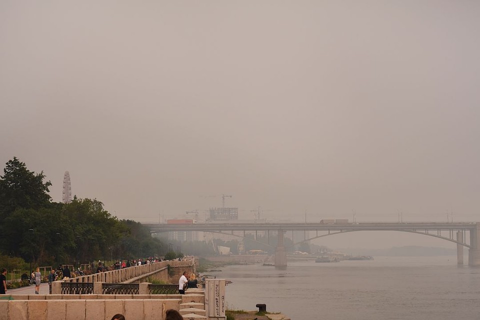 Новосибирская набережная затянута смогом. Фото: Алена МАРТЫНОВА