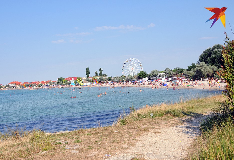 На городской пляж ведет вдоль моря каменистая дорожка с грудами мусора на обочине. Фото: Сергей ПОНОМАРЕВ