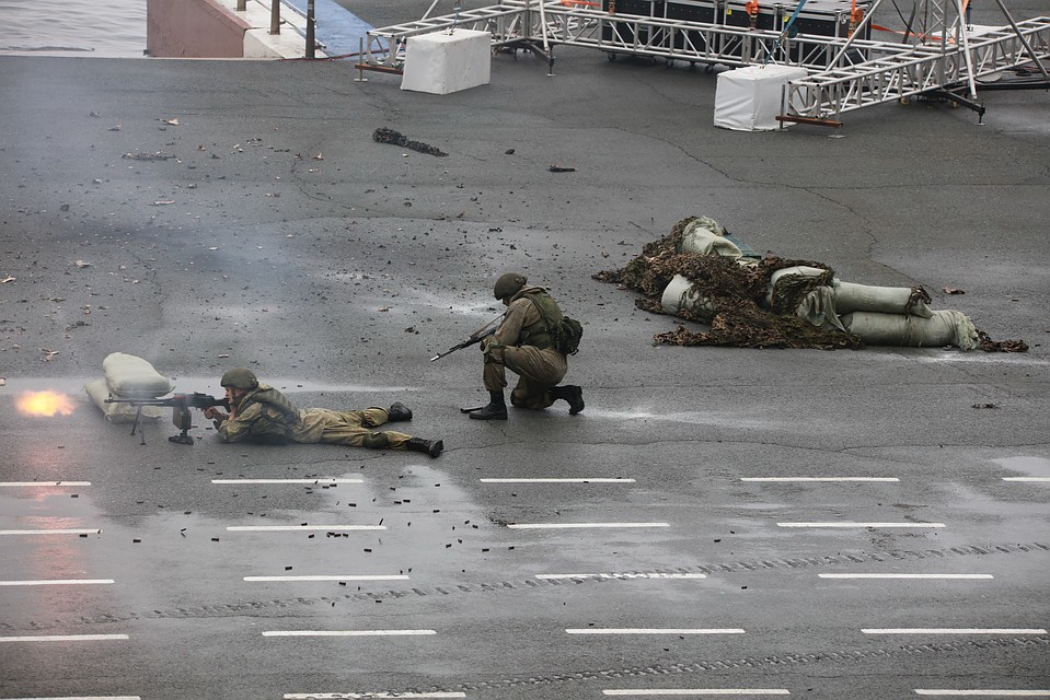 Параллельно с морским парадом разворачиваются действия и на суше Фото: Вадим ПОПОВ