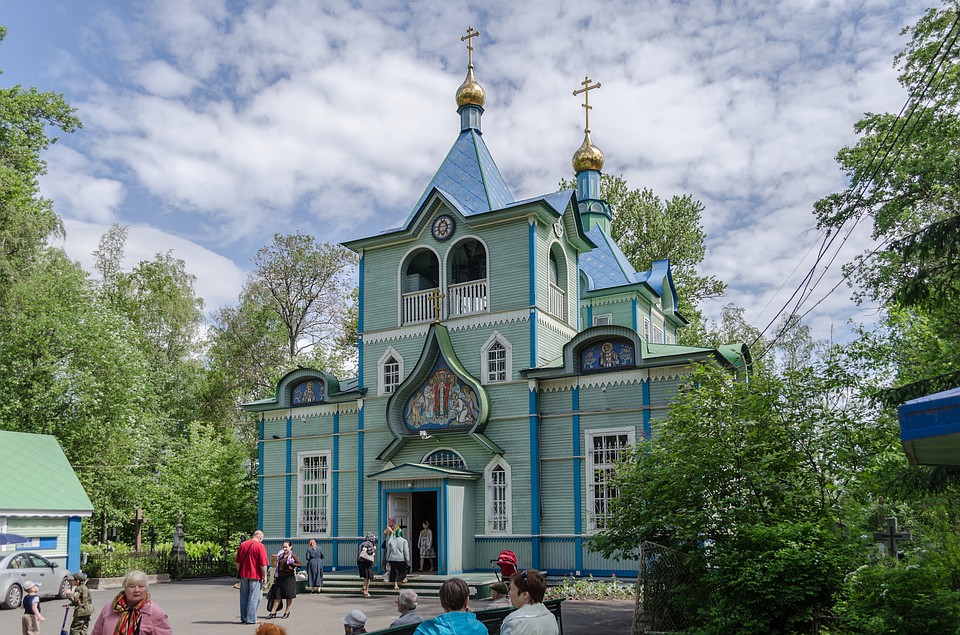 Храм и соседнее кладбище сильно пострадали от артобстрелов. Фото: wikipedia.org