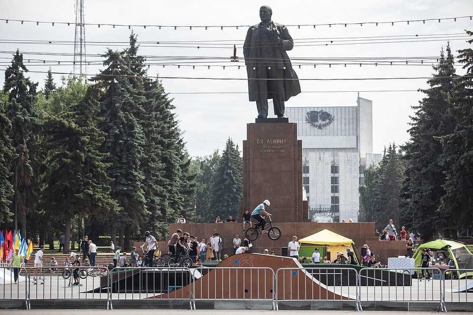 Скейт-парк расположился под взором Владимира Ильича. Фото: Андрей АБРАМОВ
