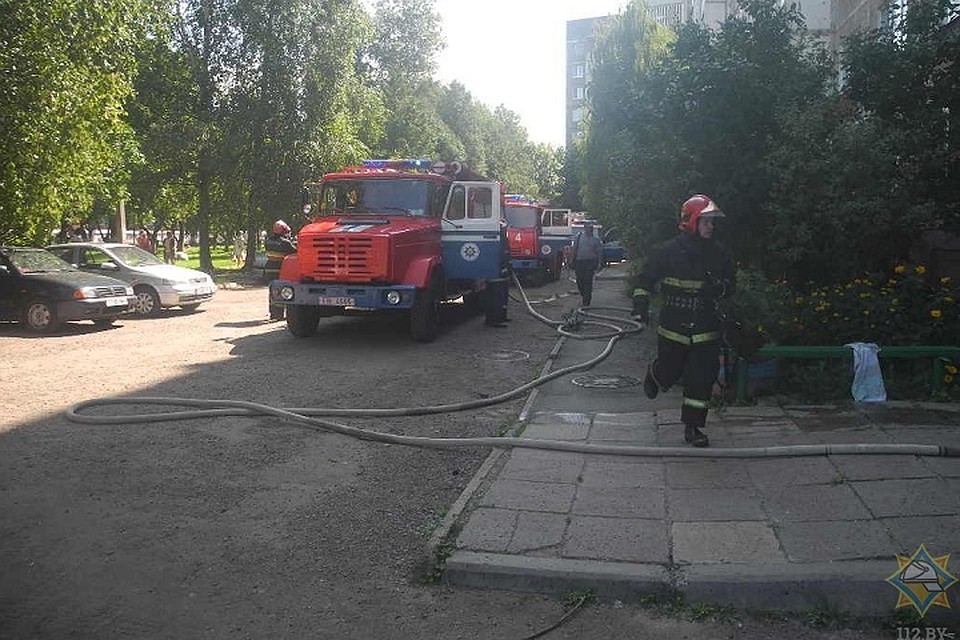 До приезда пожарных девочку из горящей квартиры вынес прохожий. Фото: МЧС.