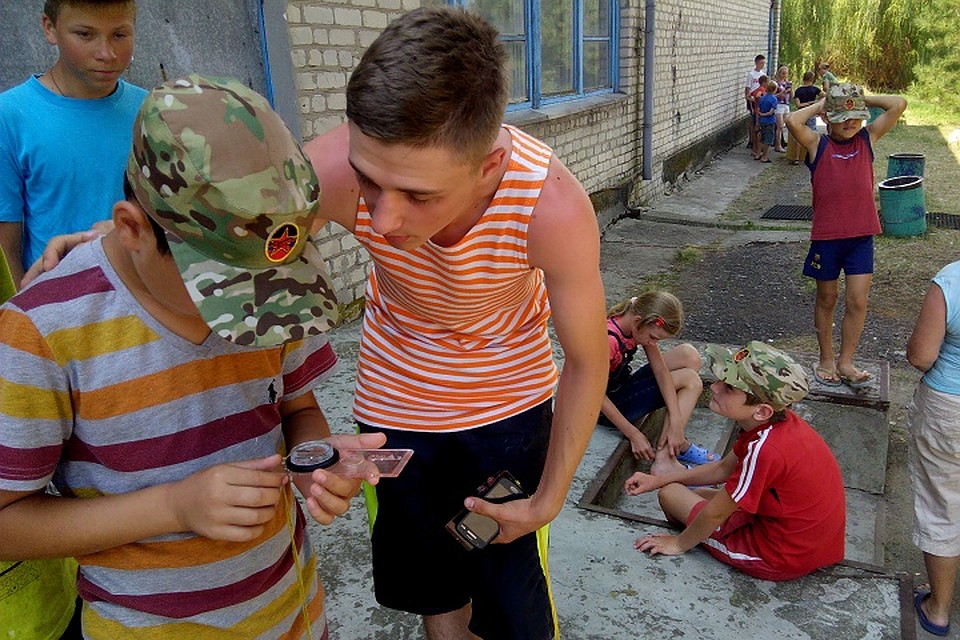 С помощью карты и компаса учат ориентироваться на местности. Такие знания не нужны в городе, но магнитная стрелка компаса завораживает так, что невозможно оторваться Фото: ЮЛИЯ САЛОВСКАЯ