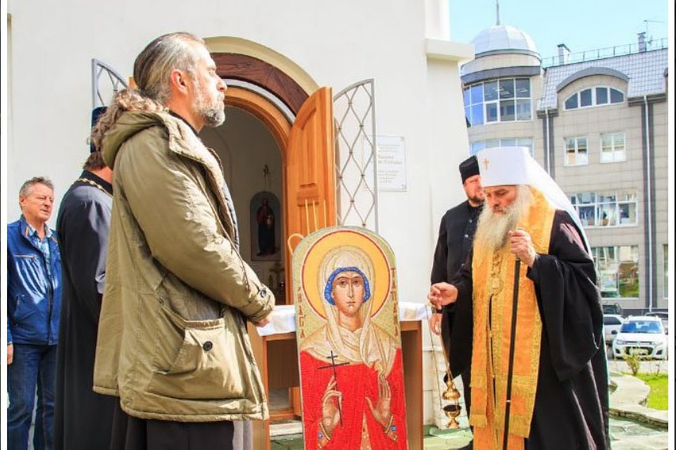 Священник Александр Микушин и митрополит Сергий у часовни Святой мученицы Татьяны в Барнауле. Фото: altai-eparhia.ru