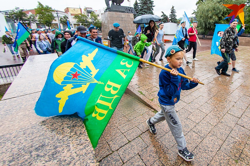 Десантники взяли с собой детей. Фото: Валерий ЗВОНАРЕВ