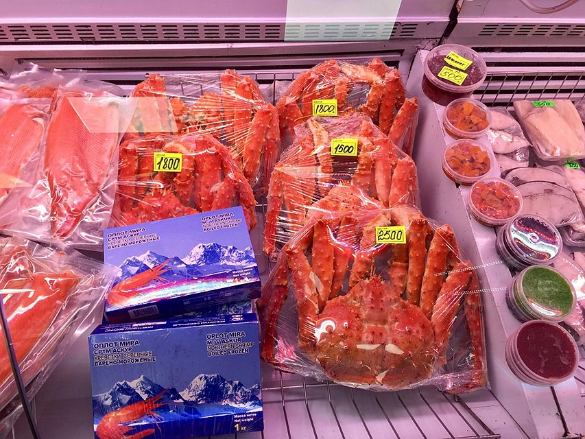 Сахалинские морепродукты и цены на них. Фото: Томаш ОМАНЬСКИЙ.
