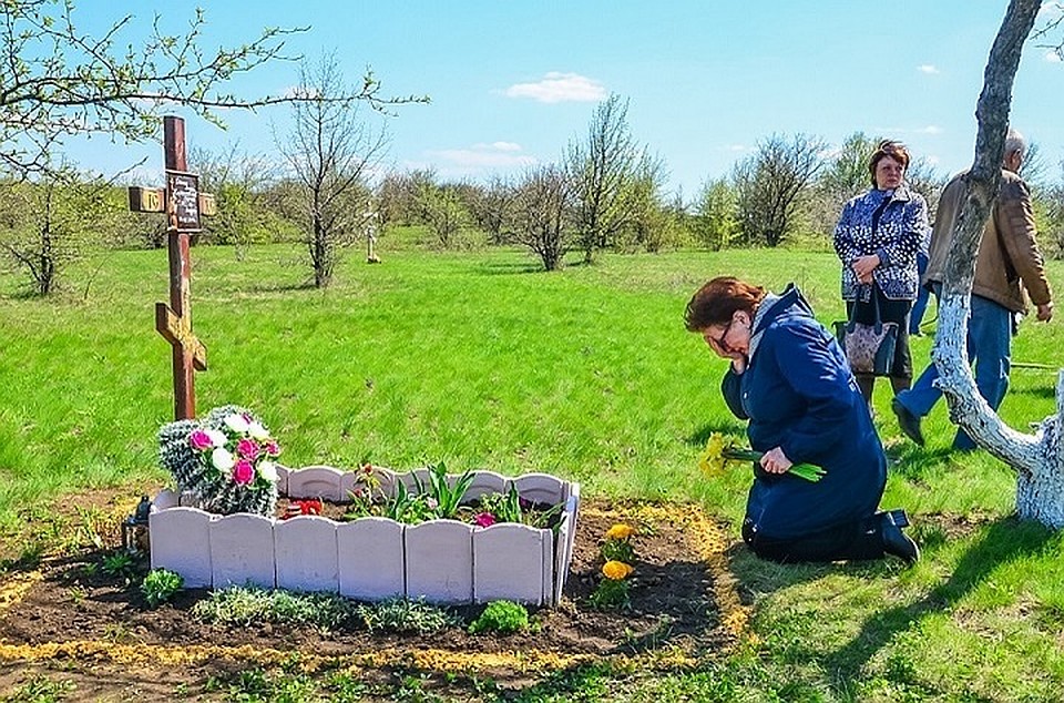 Вера Николаевна побывала и на месте гибели своего сына. Там она не удержала материнские слезы. Фото: «Донецкая Республика»